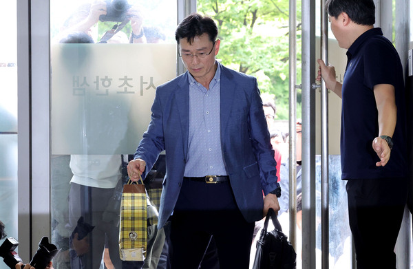 Former Marine Corps 1st Division commander Lim Seong-geun (left) enters the special counsel's office for questioning in 2025. (Im Se-jun/ The Korea Herald)