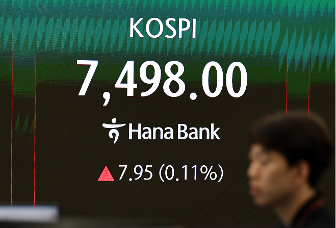 A financial data screen in Hana Bank's dealing room in central Seoul shows the Kospi closing the session at 7,498 on Friday, up 7.95 points, or 0.11 percent, from the previous session. (Yonhap)