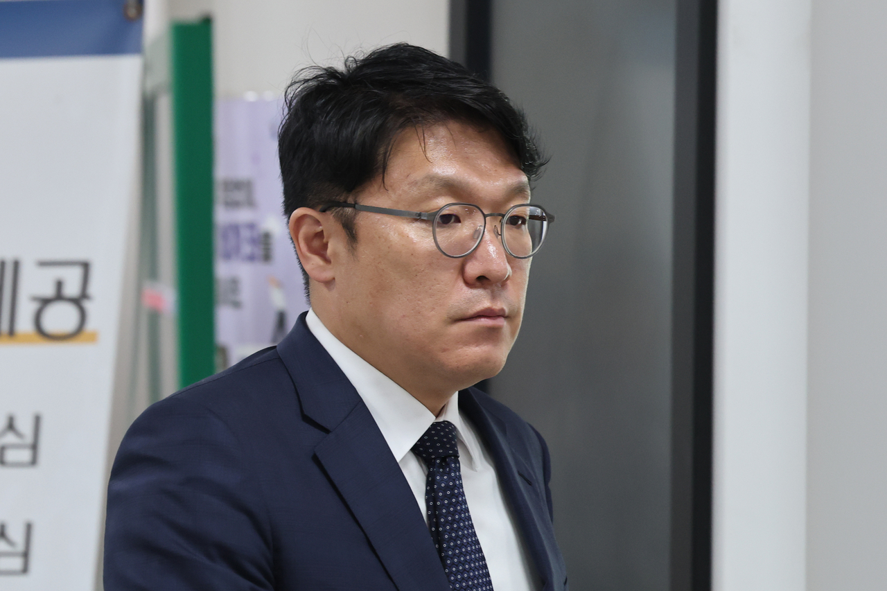 Former senior prosecutor Kim Sang-min leaves the courtroom after receiving a suspended prison sentence during an appeals court ruling at the Seoul High Court in Seoul on Friday. (Yonhap)