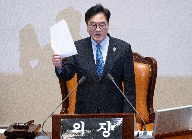 National Assembly Speaker Rep. Woo Won-shik speaks at the National Assembly on Friday. (Yoon Chang-bin/The Korea Herald)