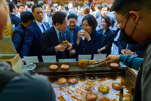 Lee, first lady meet merchants, shoppers at traditional market in central Seoul
