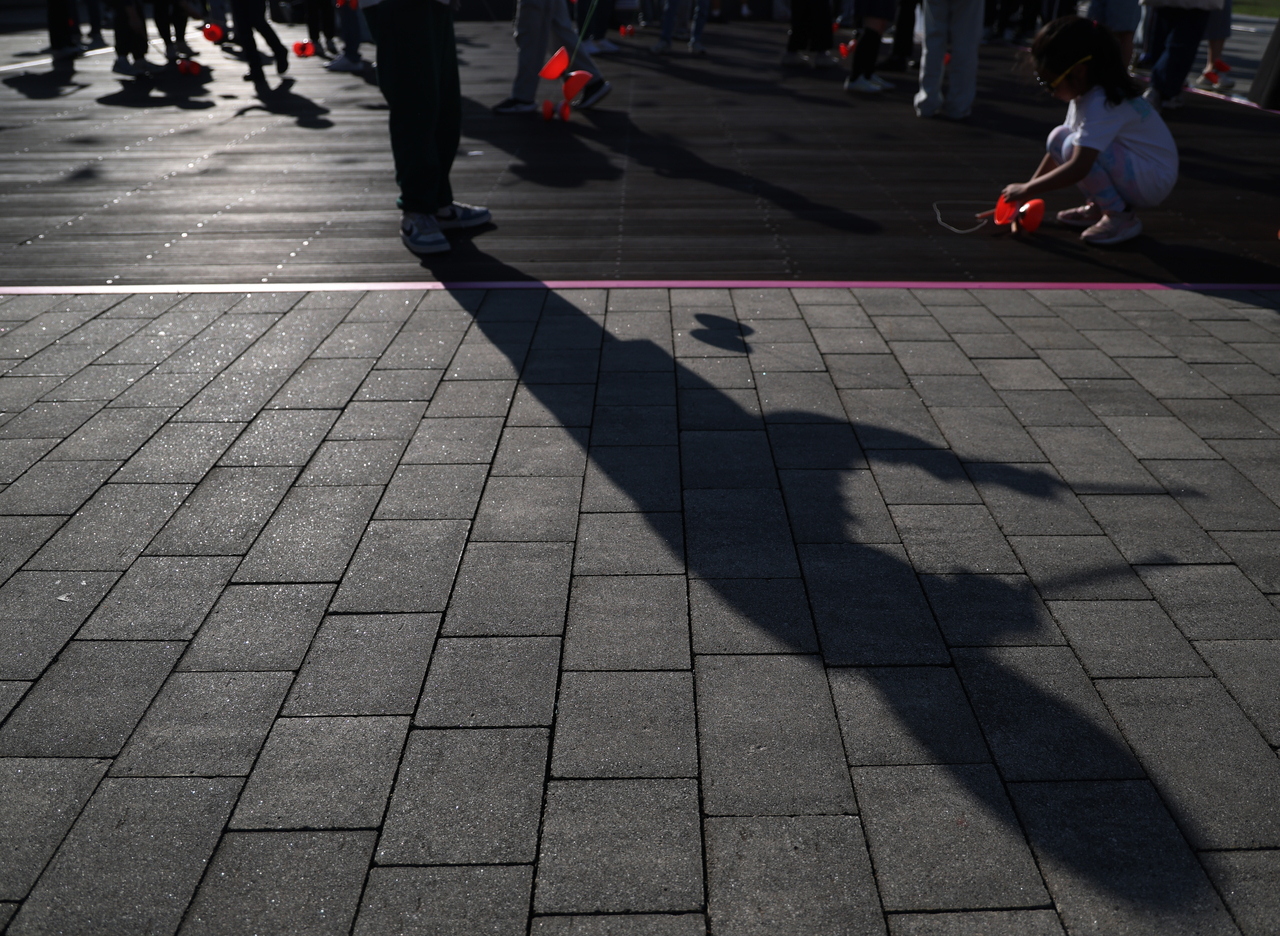 Children play a traditional game at the Seoul Circus Festival on Monday. (Yonhap)
