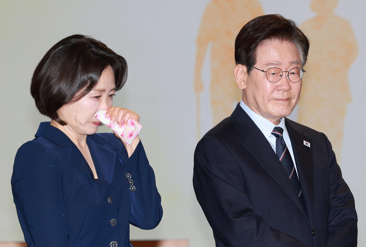 이재명 대통령이 8일 서울 중구 대한상공회의소에서 열린 어버이날 기념식에서 축사 후 참석자들에게 인사하기 위해 김혜경 여사와 서 있다. 이 대통령 부부는 축사에 앞서 순직 경찰관, 소방관 부모님들에게 카네이션을 달아드리고 위로했다. [연합]