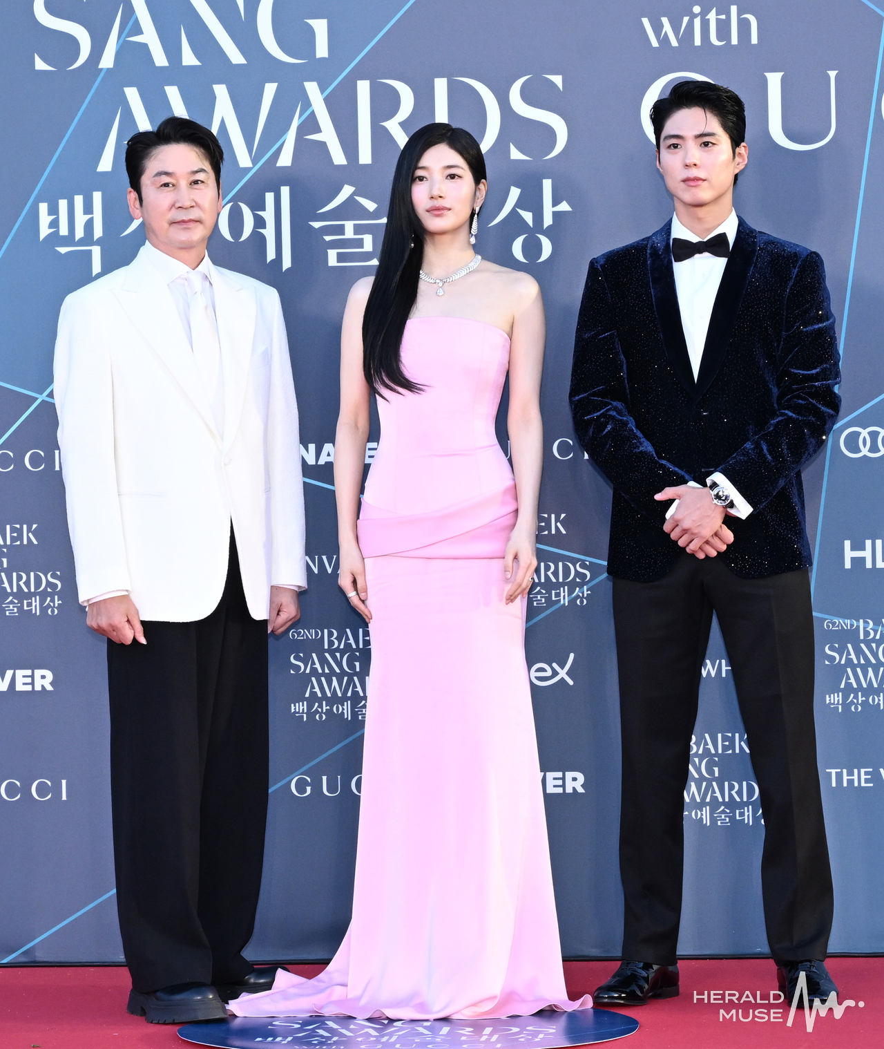 [헤럴드뮤즈=윤병찬 기자] 신동엽, 수지, 박보검이 8일 오후 서울 강남구 삼성동 코엑스에서 열린 제62회 백상예술대상 레드카펫 행사에 참석해 포즈를 취하고 있다.