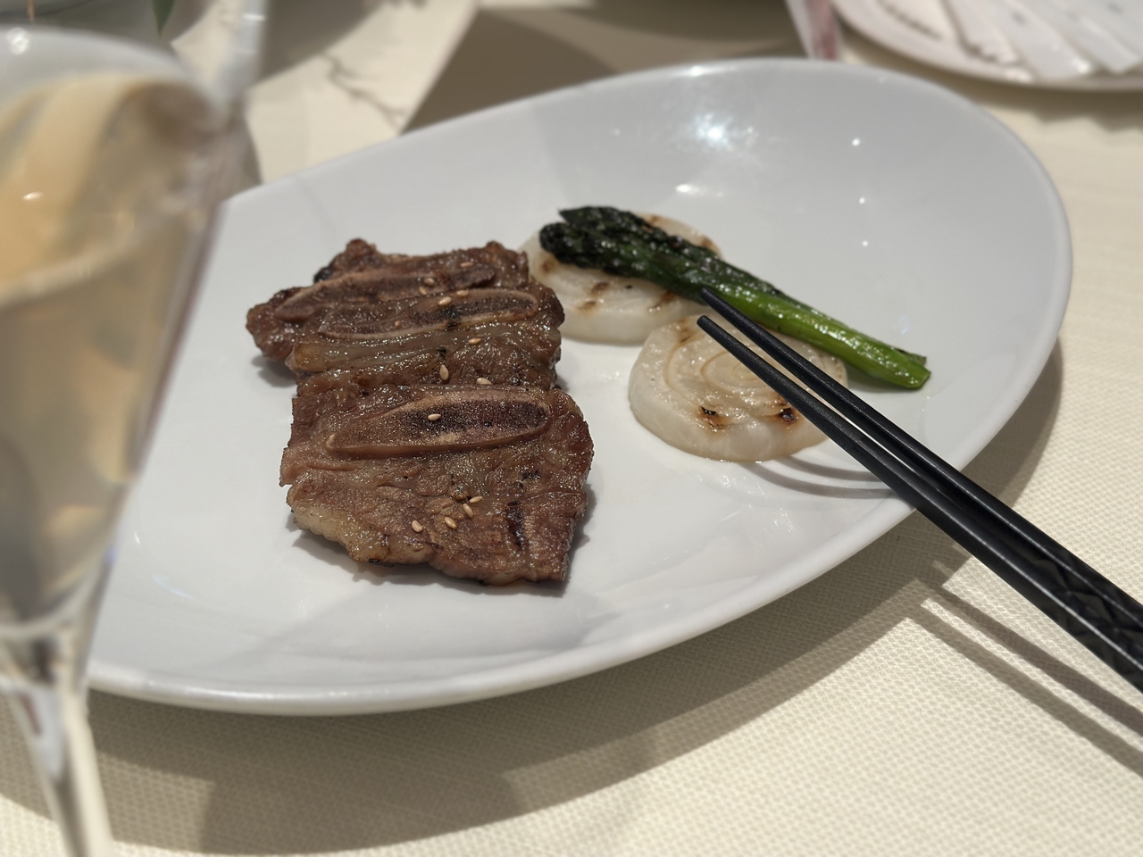Grilled marinated beef short ribs paired with Janseong-manri Lotus Leaf Yakju (Tammy Park/The Korea Herald)