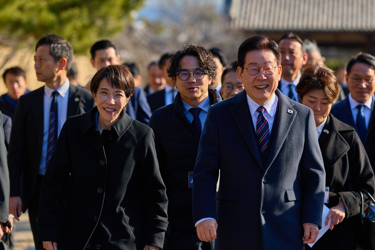 President Lee Jae Myung (right) walks alongside Japanese Prime Minister Sanae Takaichi at a Buddhist temple in Nara, located on Japan's main island of Honshu, on Jan. 14. (Yonhap)