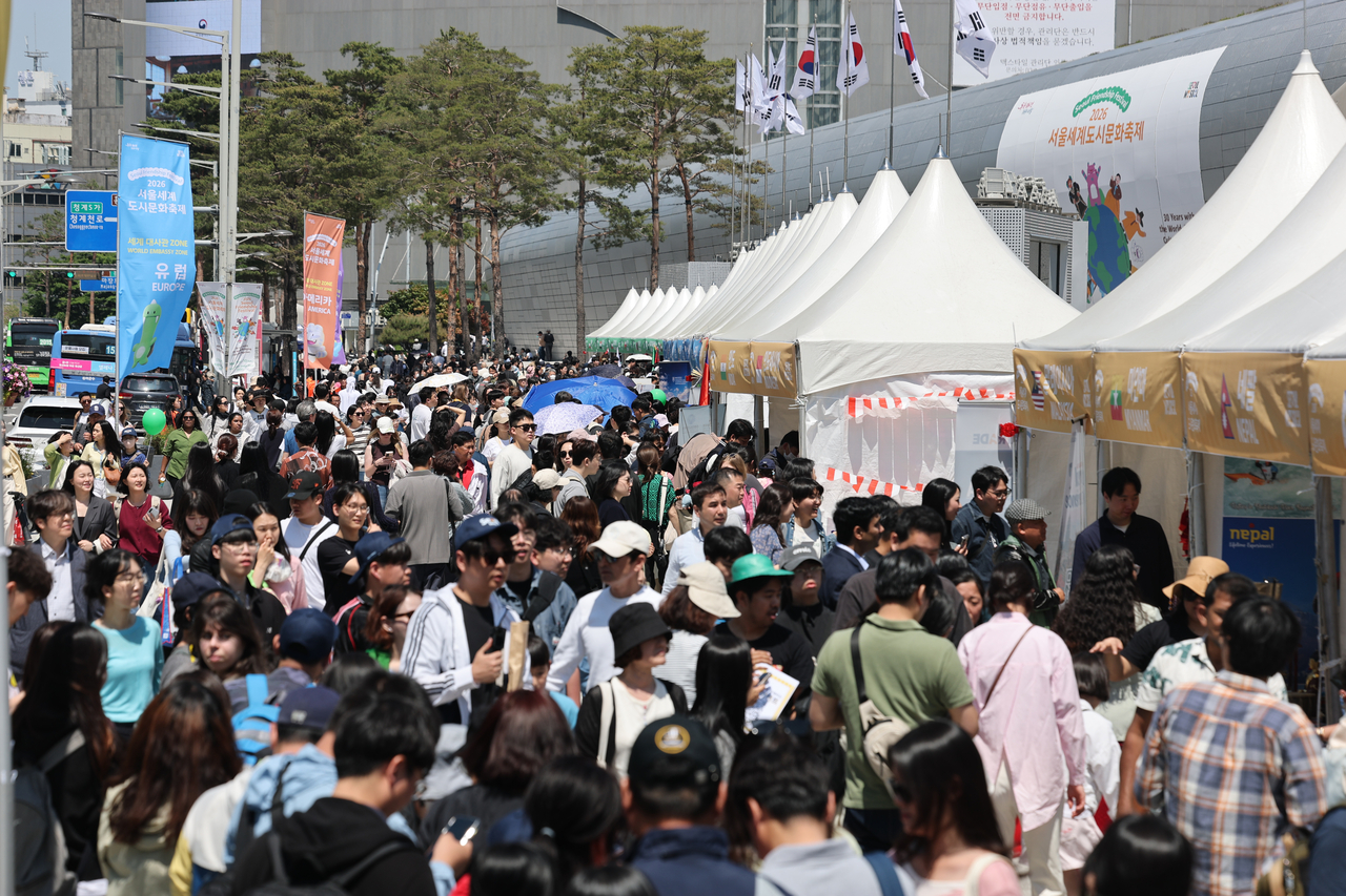 Large crowds gather at Dongdaemun Design Plaza for the Seoul Friendship Festival on Saturday. (Yonhap)
