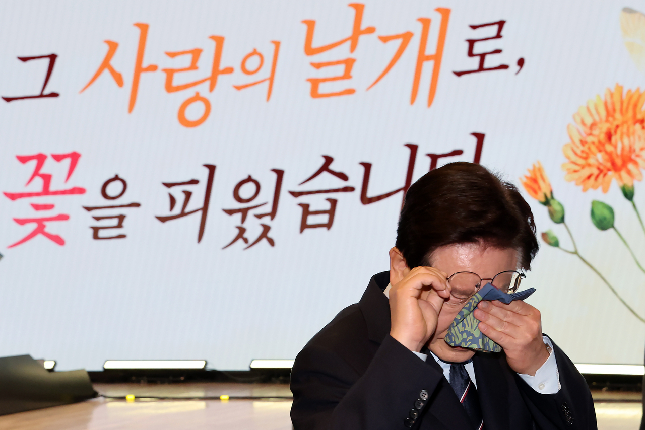 President Lee Jae Myung wipes away tears after delivering congratulatory remarks at the Parents’ Day ceremony held on the 8th at the Korea Chamber of Commerce and Industry in Jung-gu, Seoul, on Friday. (Yonhap)