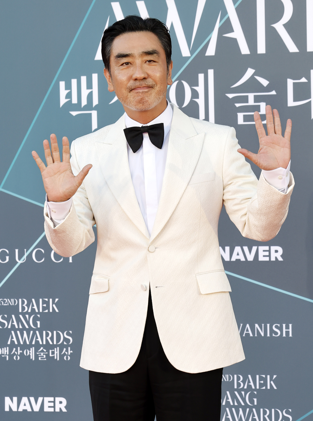 Ryu Seung-ryong poses for photos at the 62nd Baeksang Arts Awards in Gangnam-gu, Seoul, Friday. (Newsis)