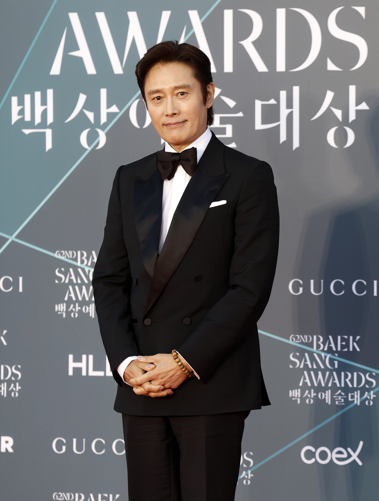 Lee Byung-hun poses for photos at the 62nd Baeksang Arts Awards in Gangnam-gu, Seoul, Friday. (Newsis)