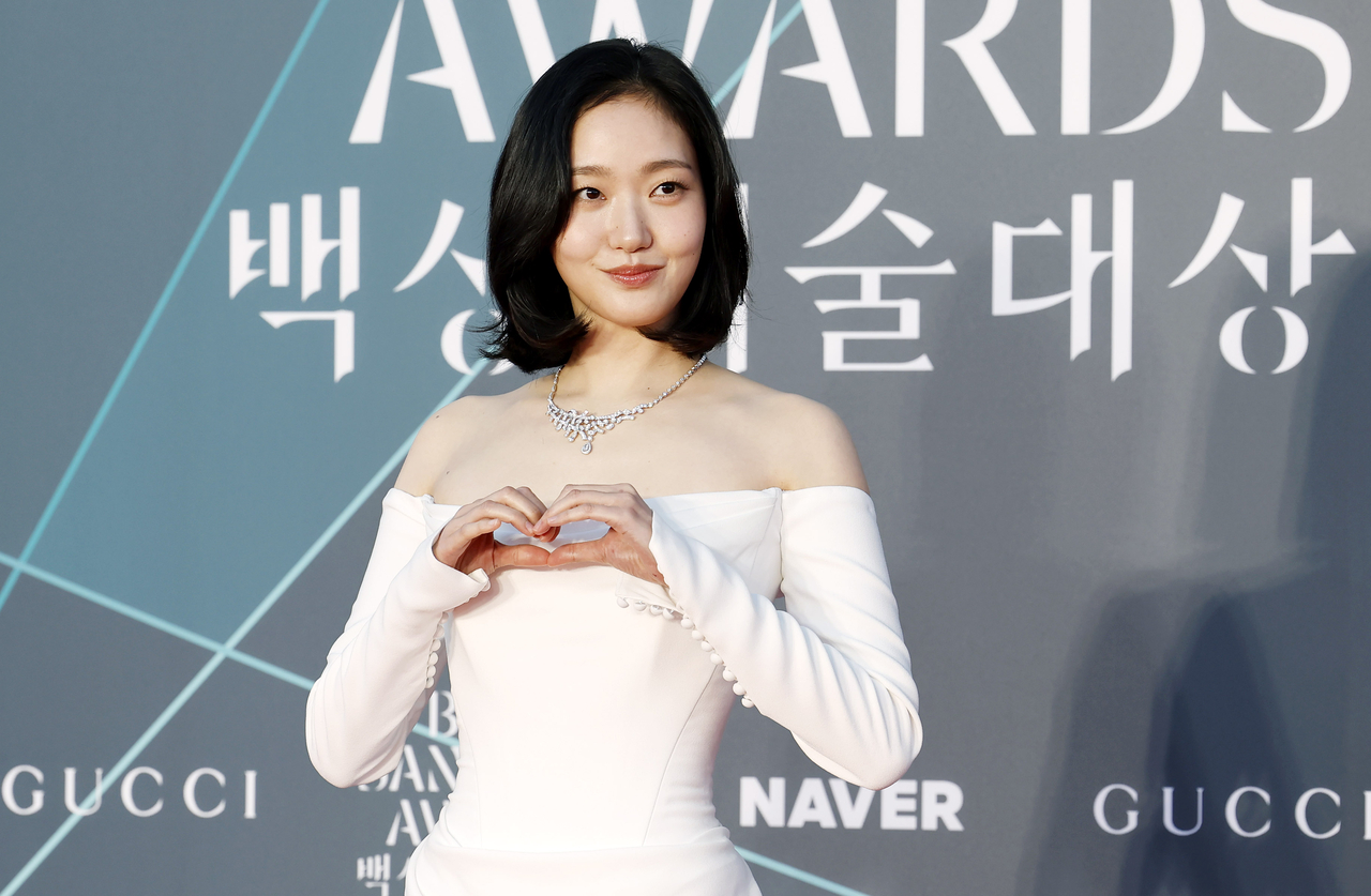 Kim Go-eun poses for photos at the 62nd Baeksang Arts Awards in Gangnam-gu, Seoul, Friday. (Newsis)