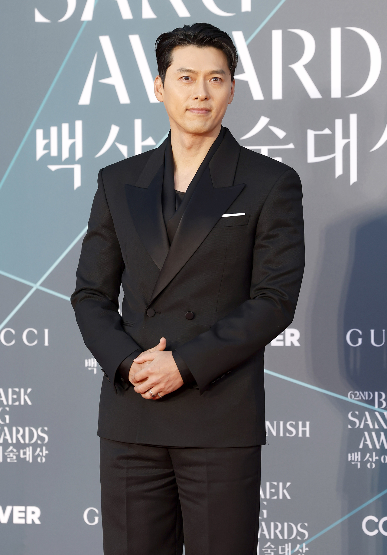 Hyun Bin poses for photos at the 62nd Baeksang Arts Awards in Gangnam-gu, Seoul, Friday. (Newsis)