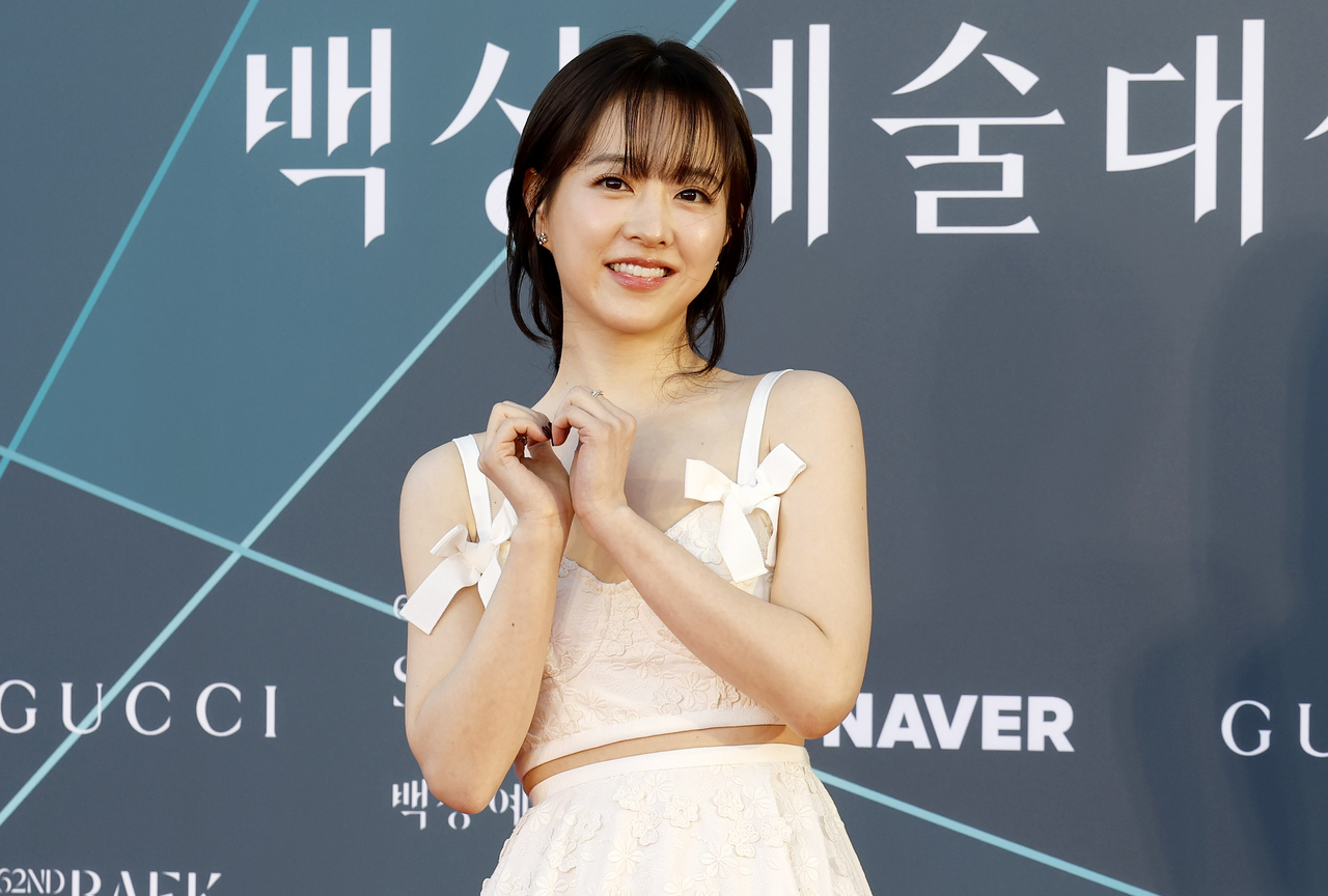 Park Bo-young poses for photos at the 62nd Baeksang Arts Awards in Gangnam-gu, Seoul, Friday. (Newsis)