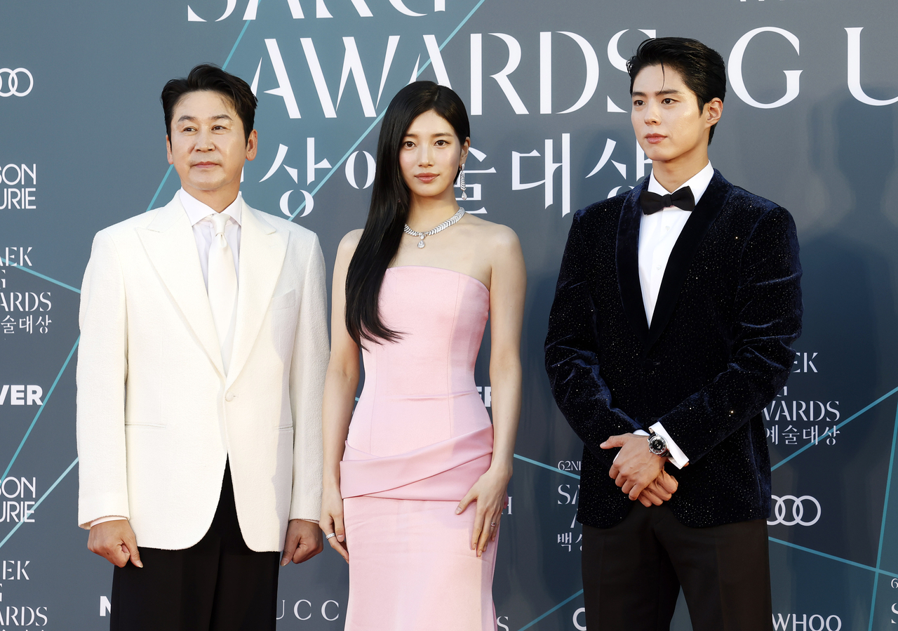 From left: Shin Dong-yeop, Bae Suzy and Park Bo-gum, the returning emcee trio of the ceremony, pose for photos at the 62nd Baeksang Arts Awards in Gangnam-gu, Seoul, Friday. (Newsis)