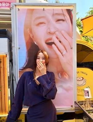 김혜수, 화보보다 더 예쁜 실물..볼륨감 넘치는데 각선미는 극세사 - 뉴스 썸네일 이미지