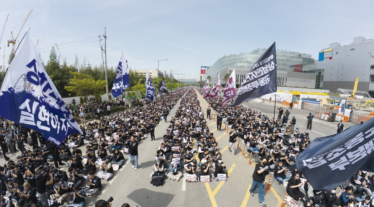 Members of Samsung Electronics' joint union coalition rally outside the company's Pyeongtaek campus on April 23, demanding bonus reform ahead of a planned May 21 strike. (Yonhap)
