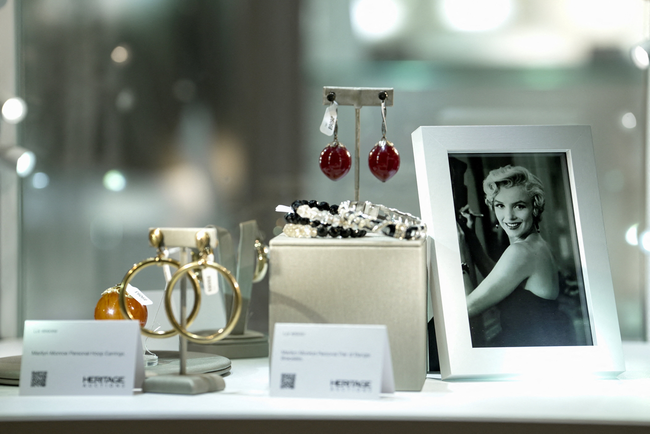 Memorabilia belonging to Marilyn Monroe is displayed alongside a photograph during a preview ahead of an upcoming auction in Los Angeles, California, Friday.   Reuters-Yonhap
