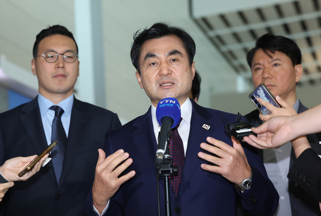 South Korean Defense Minister Ahn Gyu-back answers reporters’ questions at Incheon International Airport Terminal 2 on Sunday before departing for the United States. <Yonhap>