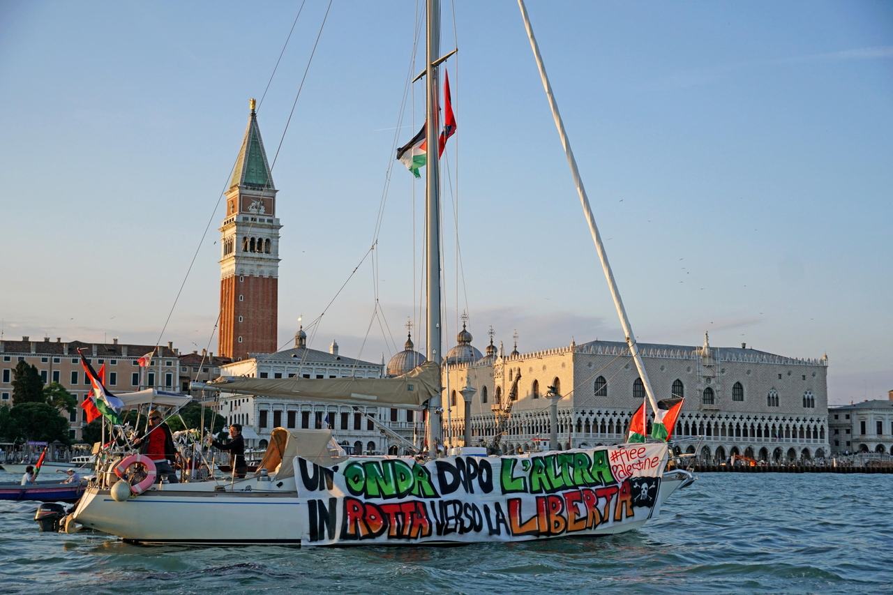 A boat participating in the “Global Sumud Flotilla 2026 Spring Mission” sails past St. Mark's Square in Venice, Italy, on April 18, 2026as it heads out to sea toward Gaza Strip.   (EPA-Yonhap)