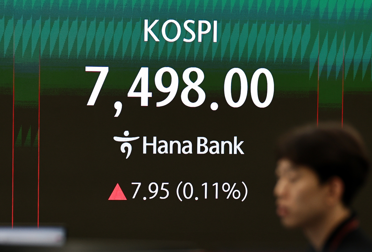 A board at a Hana Bank dealing room shows the Kospi close at 7,498 on Friday. (Yonhap)