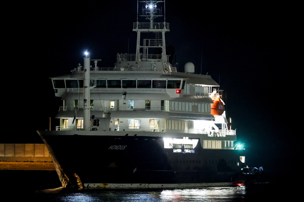 MV Hondius arrives at the port of Granadilla de Abona after being affected by a hantavirus outbreak, in Tenerife, Canary Islands, Sunday. (Reuters-Yonhap)