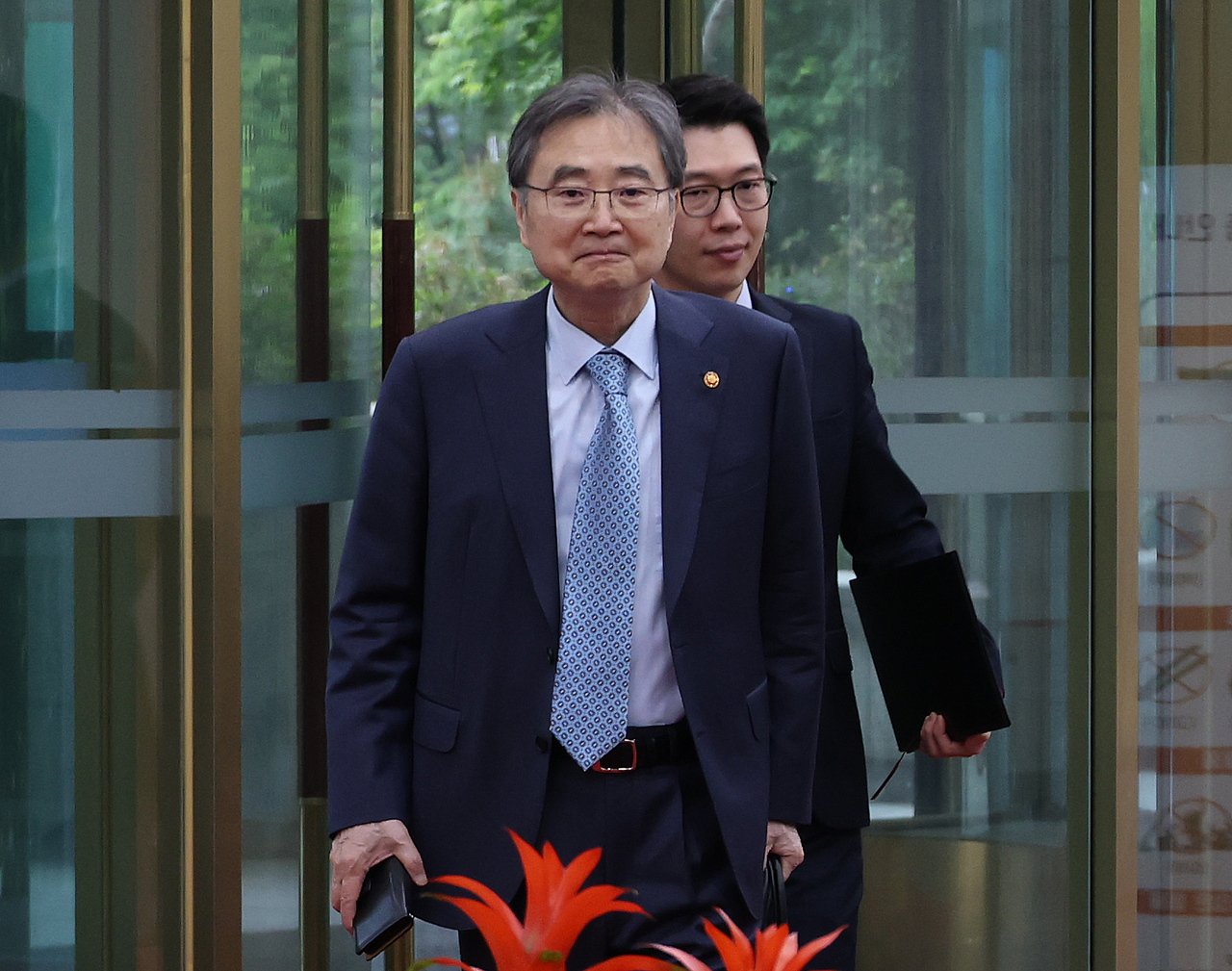 Foreign Minister Cho Hyun arrives at the Foreign Ministry building at the Government Complex Seoul in Jongno-gu, central Seoul, on Monday morning. (Yonhap)