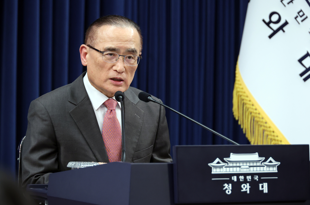 Wi Sung-lac, South Korea’s national security adviser, speaks during a press briefing at Cheong Wa Dae in Seoul on Monday regarding the strike on the HMM Namu in the Strait of Hormuz. (Yonhap)
