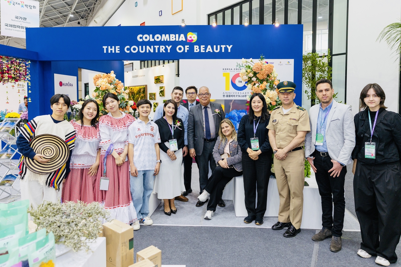 Colombian Ambassador to Korea Yobani Velasquez Quintero (sixth from right) and Shirley Vega, Director of ProColombia Korea (fifth from left), pose for a group photo at Colombia’s Pavilion at the 2026 International Horticulture Goyang Korea festival in Gyeonggi Province. (Embassy of Colombia in Seoul)