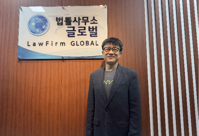 President of the Korean Immigration Lawyers Association Park Bum-il poses for a photo on Thursday following an interview with The Korea Herald at his law firm, located in Jung-gu, Seoul. (Lee Seung-ku/ The Korea Herald)