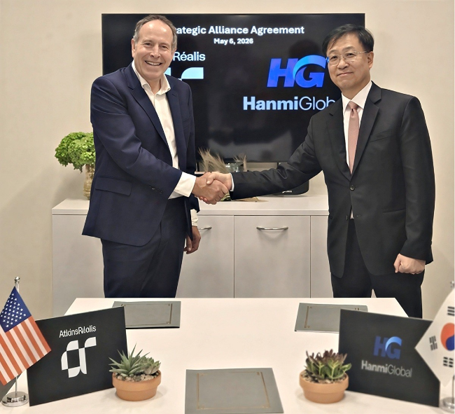 Steve Morriss (left), president of US & Latin America at AtkinsRealis and Kim Yong-sik, head of operations at HanmiGlobal (HanmiGlobal)