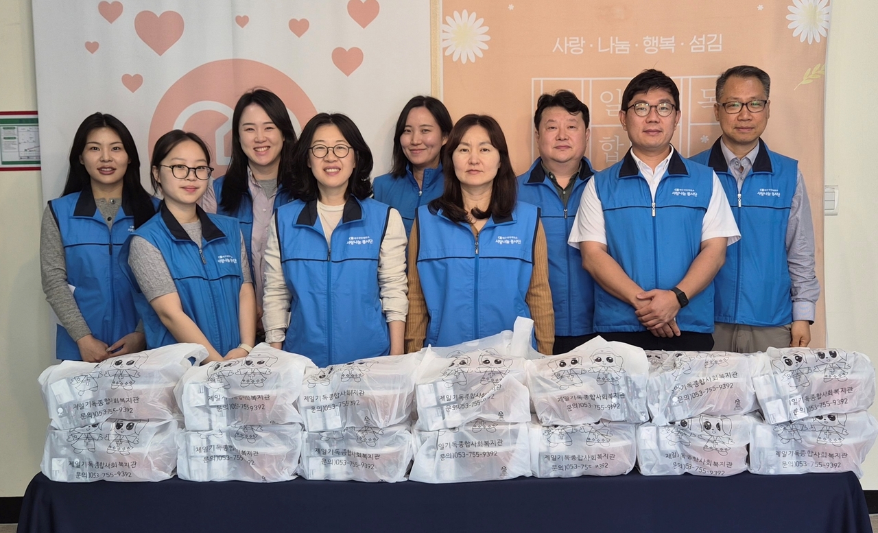 [헤럴드경제(대구)=김병진 기자]대구상공회의소 사랑나눔봉사단은 지난 7일 제일기독종합사회복지관과 공동으로 지역 내 홀로어르신과 저소득가정을 방문해 밑반찬 전달 봉사활동을 진행했다.[대구상공회의소 제공]