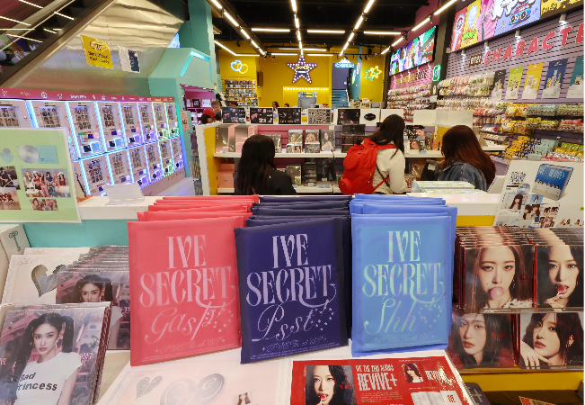 Tourists visit a K-pop store in Myeong-dong, Seoul, on April 28. (Yonhap)