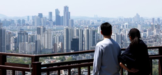 아파트 전세 물량이 빠르게 줄면서 올해 들어 전국 전세가격 상승률이 매매가격 상승률을 뛰어넘었다. 서울 남산에서 바라본 도심  아파트 모습[연합]