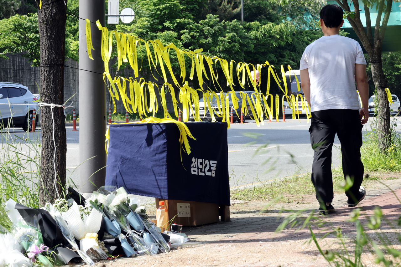 A mourning altar for a high school student killed in a stabbing attack is adorned with yellow ribbons and flowers in Gwangju on Thursday. (Yonhap)