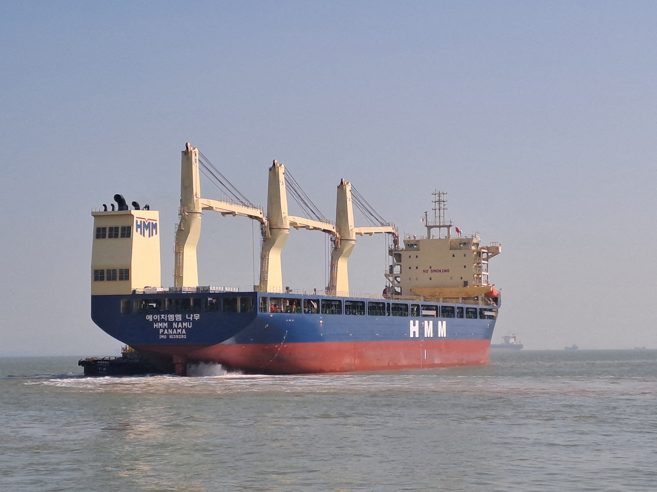 This handout photo shows the Panama-flagged bulk carrier HMM Namu, operated by HMM, in Guangzhou on Jan. 5, 2026. (Yonhap)