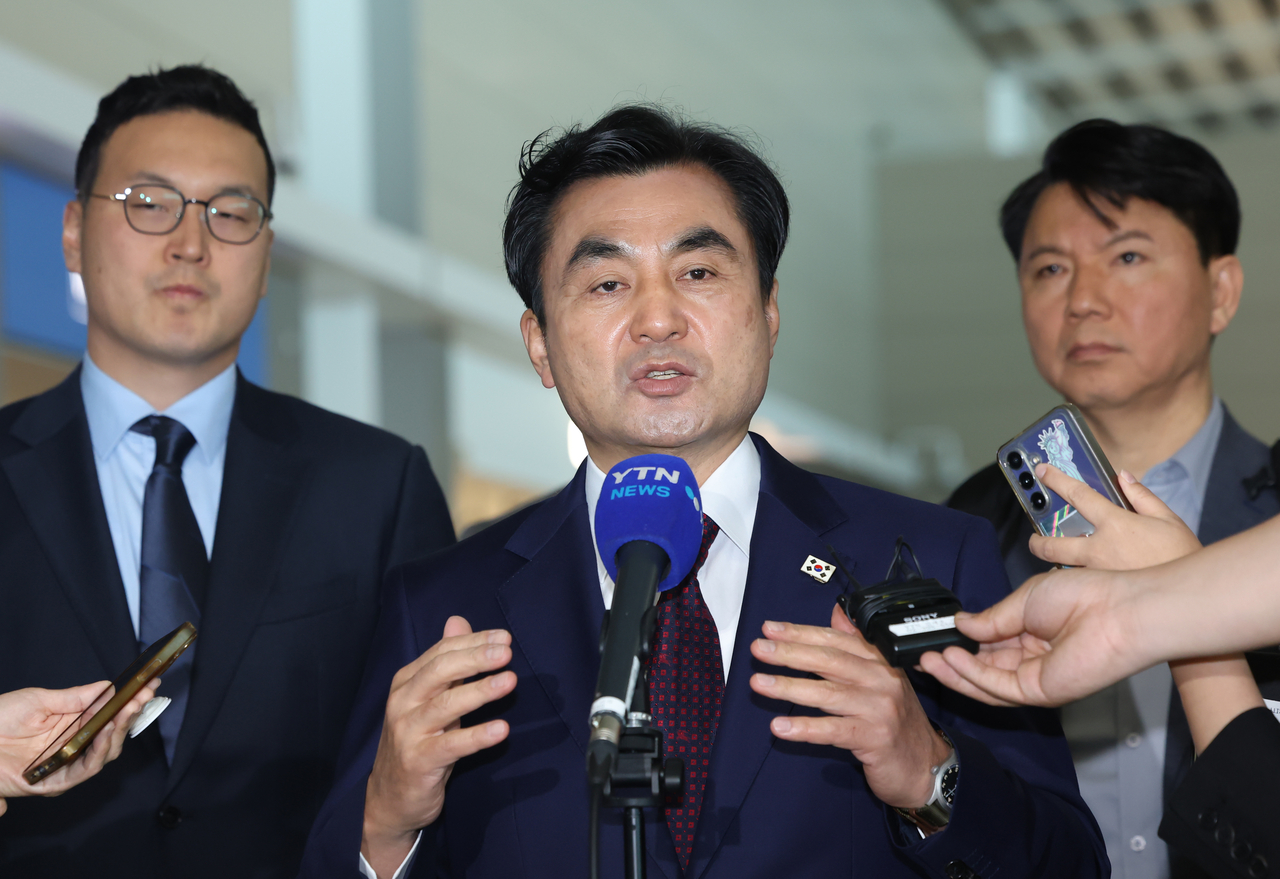 Defense Minister Ahn Gyu-back (center) speaks to reporters in Terminal 2 of Incheon Airport on Monday, before leaving for the US. (Yonhap)