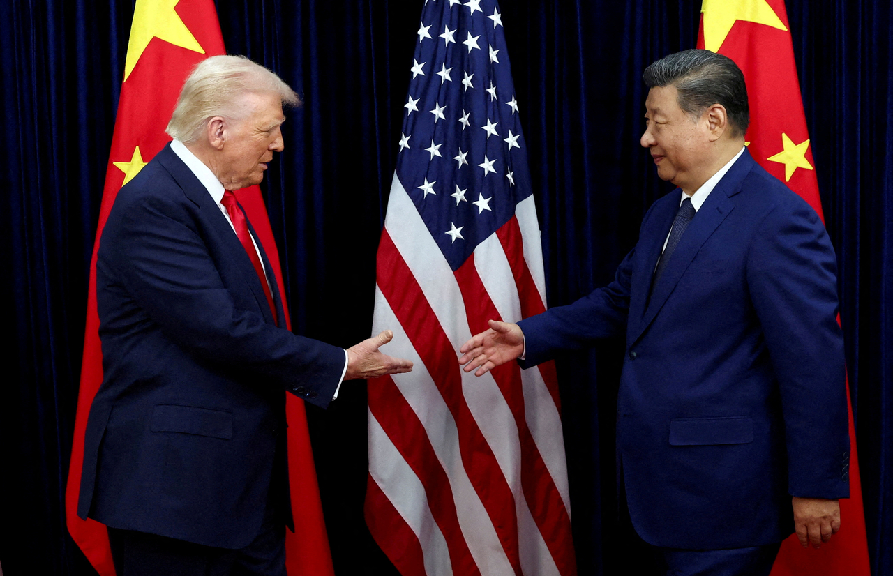US President Donald Trump (left) meets Chinese President Xi Jinping in Busan in October 2025. (Reuters-Yonhap)