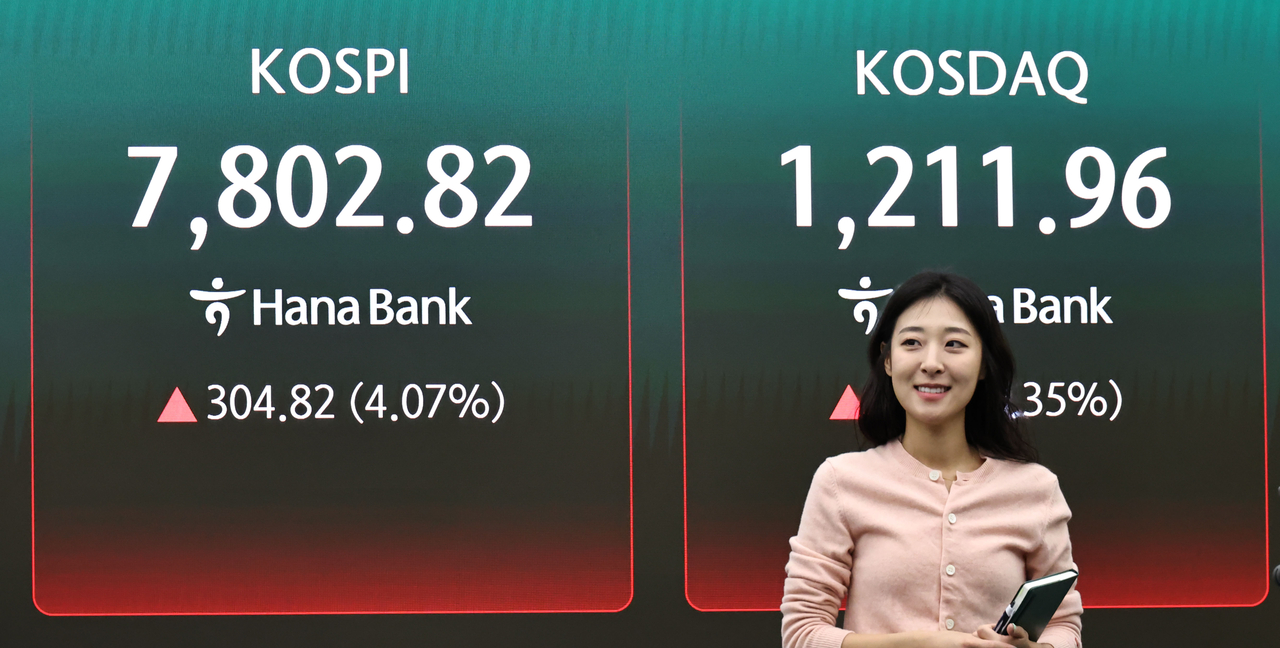 Electronic boards at the dealing room of Hana Bank headquarters in central Seoul display the Kospi and Kosdaq indexes on Monday. (Yonhap)