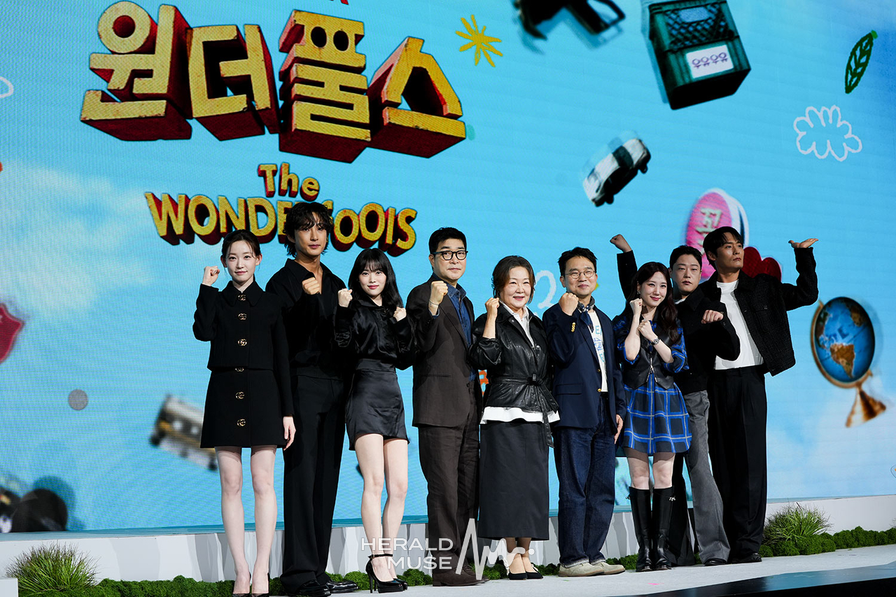 [헤럴드뮤즈=민경빈기자] 넷플릭스 시리즈 ‘원더풀스’ 제작발표회가 12일 오전 서울 종로구 JW 메리어트 동대문 스퀘어 서울에서 진행됐다. 이날 제작발표회에 참석한 감독과 출연진들이 포토타임에서 포즈를 취하고 있다.