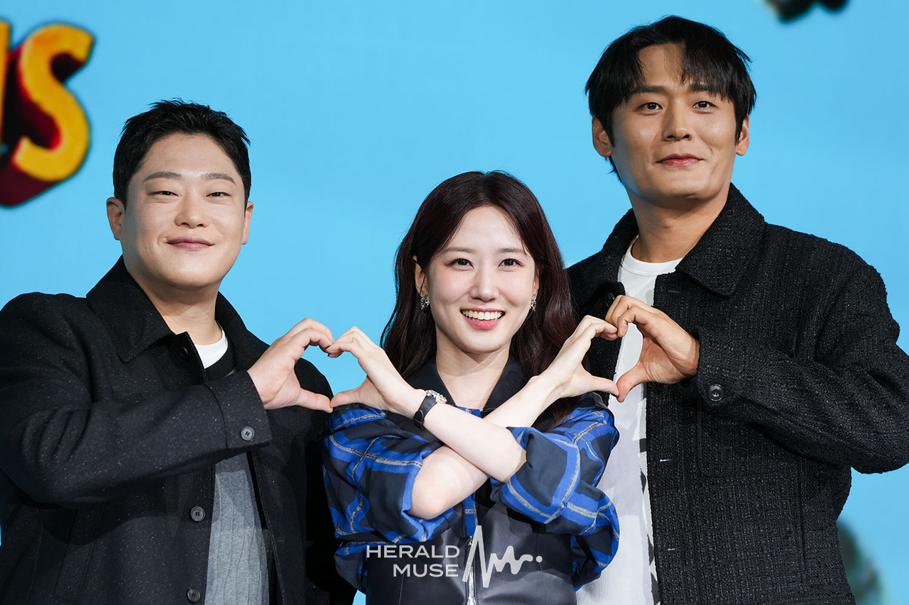 [헤럴드뮤즈=민경빈기자] 넷플릭스 시리즈 ‘원더풀스’ 제작발표회가 12일 오전 서울 종로구 JW 메리어트 동대문 스퀘어 서울에서 진행됐다. 이날 제작발표회에 참석한 배우 임성재, 박은빈, 최대훈이 포토타임에서 포즈를 취하고 있다.