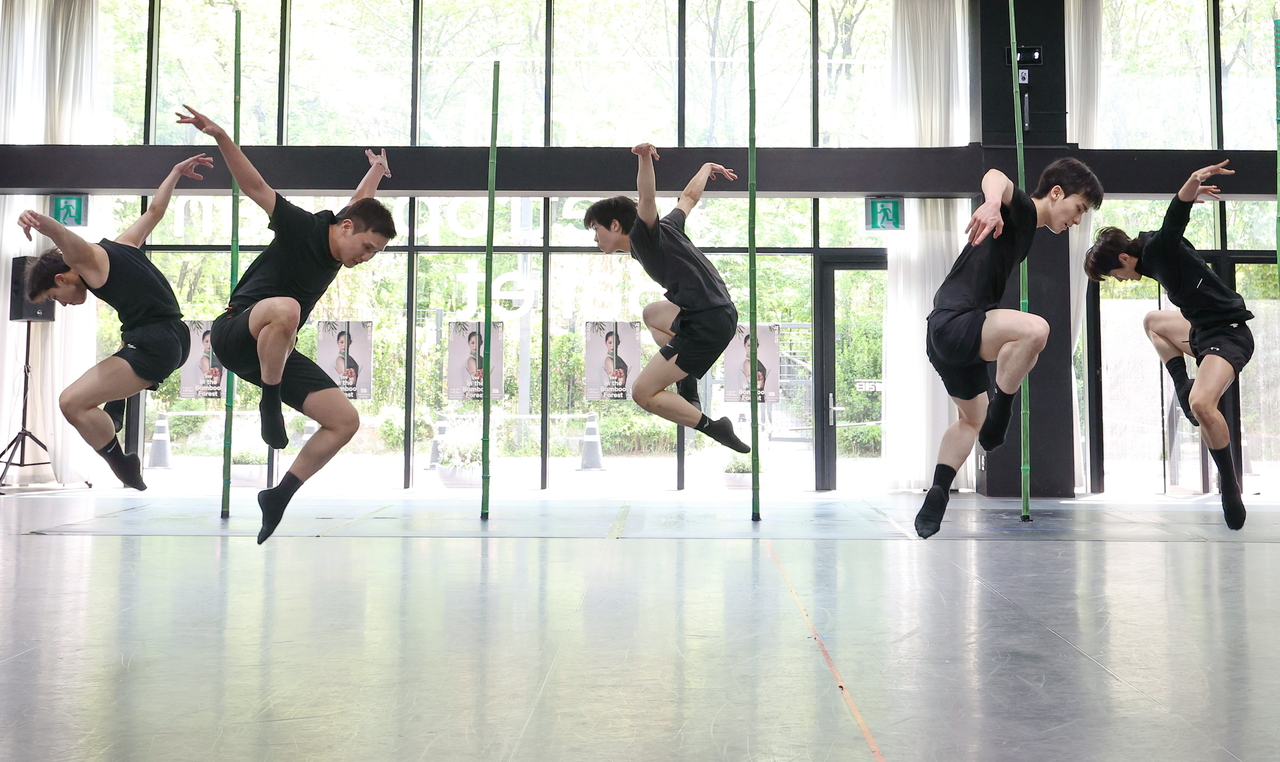 Dancers rehearse a scene from “In the Bamboo Forest,” by Kang Hyo-hyung. (Yonhap)