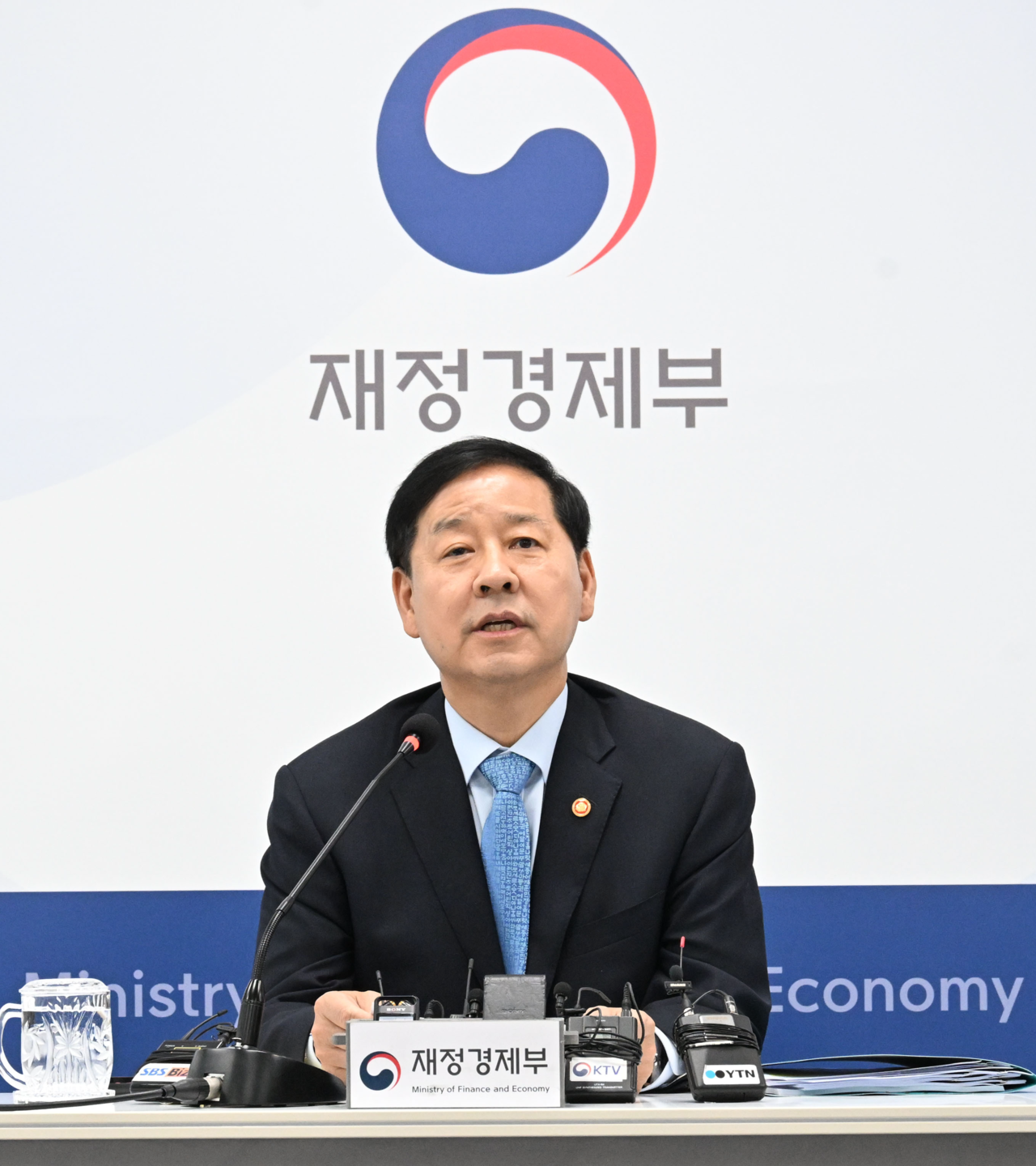 Minister of Economy and Finance Koo Yun-cheol speaks during a press briefing in Sejong Monday. (Ministry of Economy and Finance)