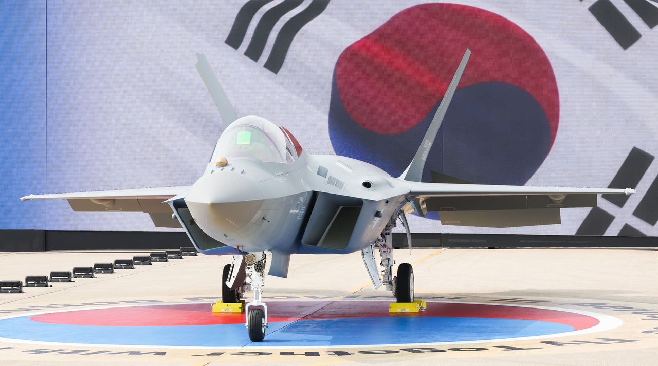 The first mass-produced KF-21 fighter jet is unveiled during a ceremony marking its rollout at the headquarters of Korea Aerospace Industries Ltd., South Korea's sole aircraft manufacturer, in Sacheon, South Gyeongsang Province, southeastern South Korea, on March 25. (Yonhap)