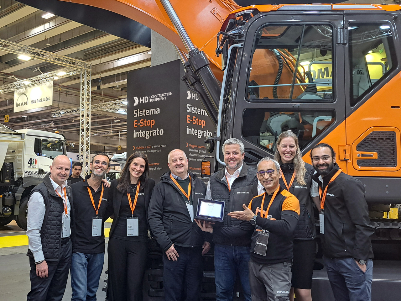 Executives and staff from HD Construction Equipment’s European subsidiary pose for a photo after receiving the Innovation Award at the SaMoTer Innovation Award ceremony held May 6-9 in Verona, Italy. (HD Construction Equipment)