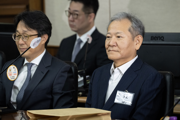Former Interior Minister Lee Sang-min (right) attends a court hearing in October 2025 after being charged with playing a key role in an insurrection. (Herald DB)