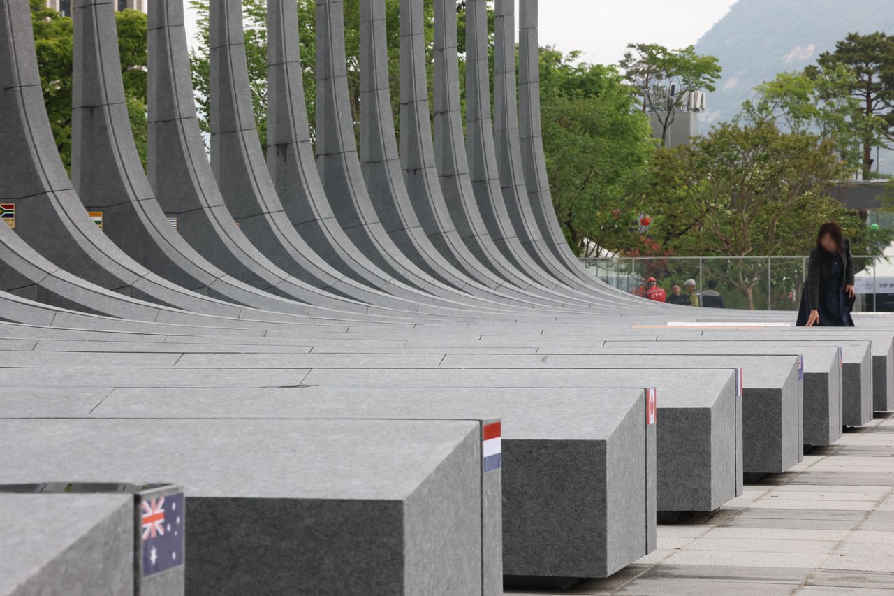 A visitor looks around the Garden of Gratitude in Seoul's Gwanghwamun Square on Tuesday. (Yonhap)