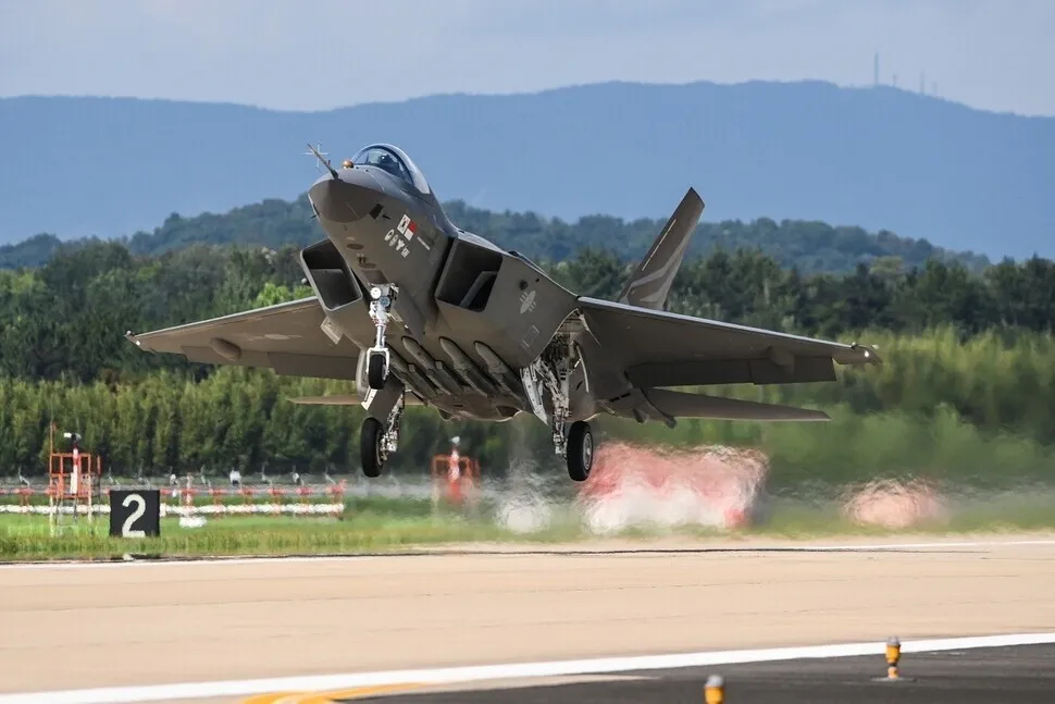 A KF-21 Boramae takes off in Sacheon, South Gyeongsang Province, during its first test flight on July 19, 2022. (DAPA)
