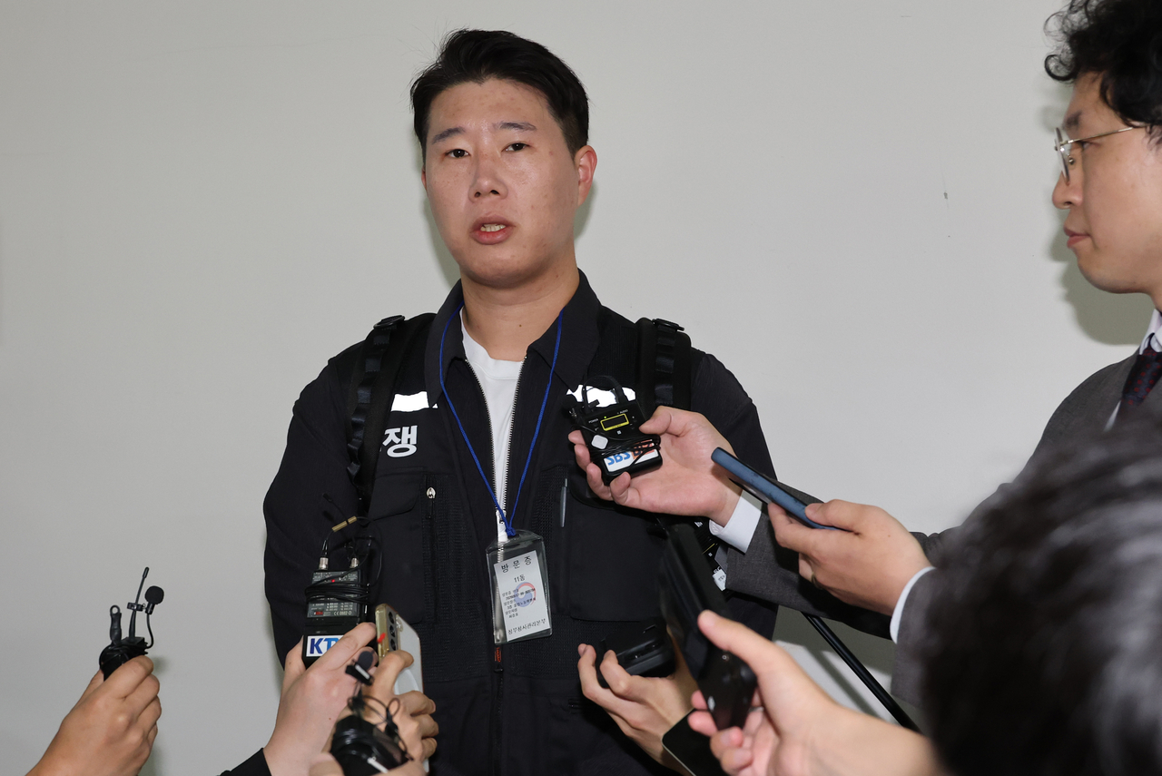 Choi Seung-ho, the chief of Samsung Electronics Co.'s largest labor union, answers reporters' questions ahead of follow-up mediation procedures in the National Labor Relations Commission office in the administrative city of Sejong on Tuesday. (Yonhap)