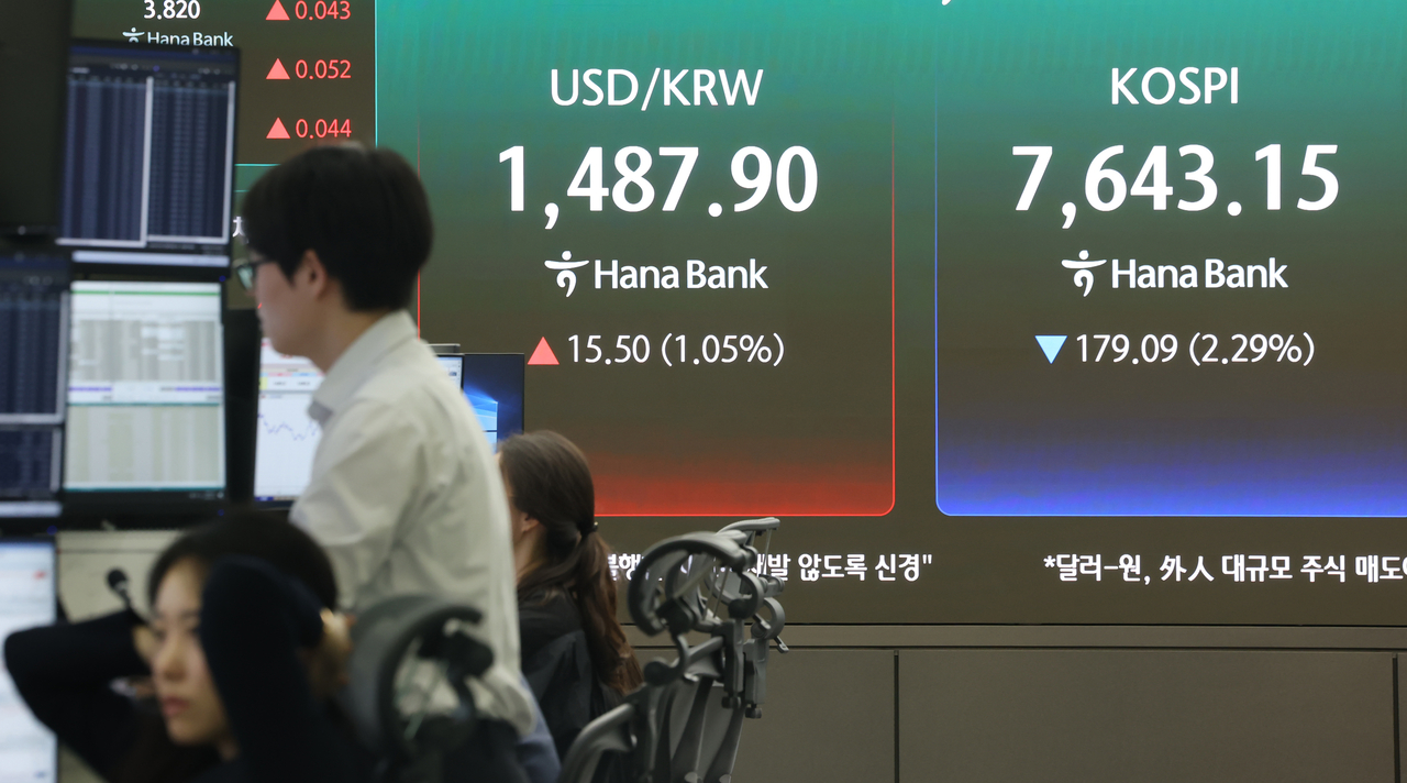 An electronic board showing the Korea Composite Stock Price Index at a dealing room of the Hana Bank headquarters in Seoul on Tuesday. (Yonhap)