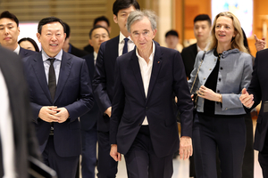 LVMH 회장 신세계·롯데百 방문...잠실선 신동빈 회장 직접 맞아 - 뉴스 썸네일 이미지